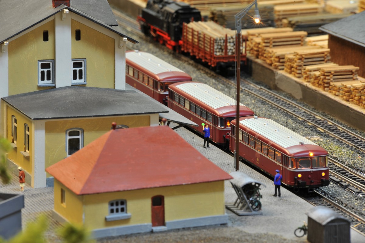 Bahnhofsgelände Tirschenreuth im Maßstab 1/87: Der dreiteilige Schienenbus steht im Bahnhof Tirschenreuth.