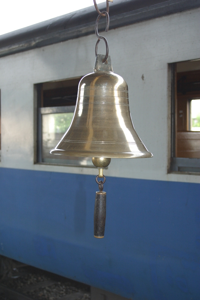 Bahnhofsglocke im Bf. Thon Buri am 02.November 2005.
