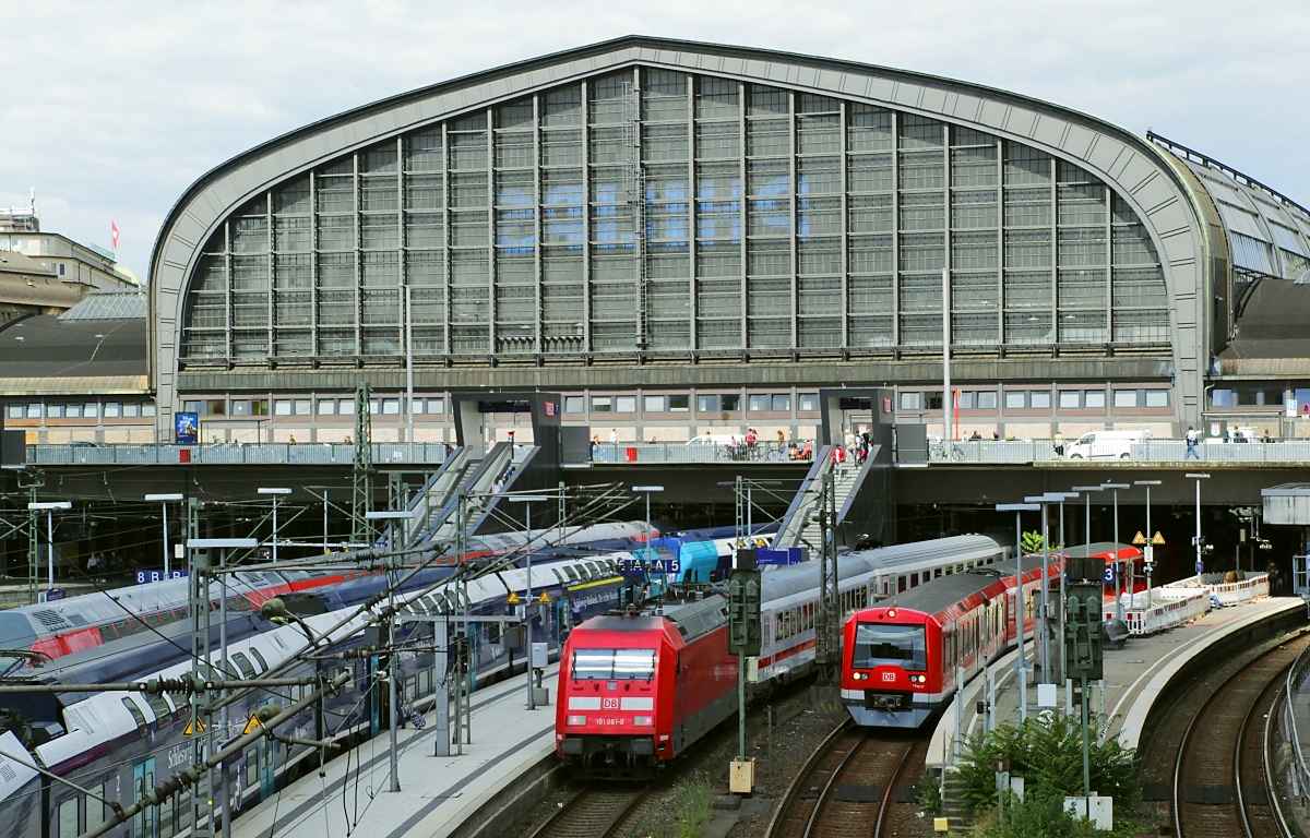 Bahnhofshallen sind immer beeindruckend, das gilt natürlich auch für die des Hamburger Hauptbahnhofes. Am 06.07.2023 verläßt ein S-Bahn-Triebwagen der Baureihe 474 die Halle, daneben die 101 061-0 mit einem IC.