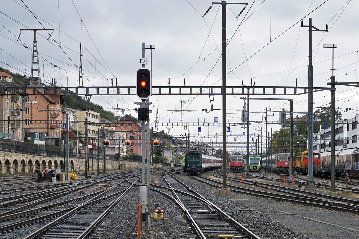 Bahnhofsidylle Neuchâtel vom regnerischen 2. November 2019.
In der Abstellanlage warteten verschiedene Züge auf ihren nächsten Einsatz.
Erkennbar ist die Ae 4/7 10976 die den Schul- und Erlebniszug nach Genève brachte.
Leider hat diese Sonderleistung zum Leid des Fotografen den Bahnhof Neuchâtel vorzeitig verlassen. Dadurch fiel auch der geplante Zwischenhalt in Gorgier - St-Aubin buchstäblich ins Wasser.
Foto: Walter Ruetsch