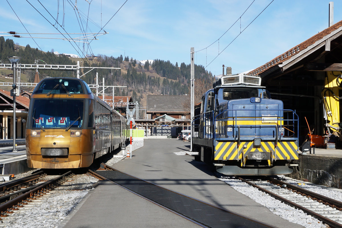 Bahnhofsimpressionen Zweisimmen vom 8. Januar 2020.
Bern-Lötschberg-Simplon-Bahn/BLS.
Montreux-Berner Oberland-Bahn/MOB.
MOB Golden Panoramic Express mit unterschiedlichen Steuerwagen kurz vor der Abfahrt nach Montreux.
Foto: Walter Ruetsch
