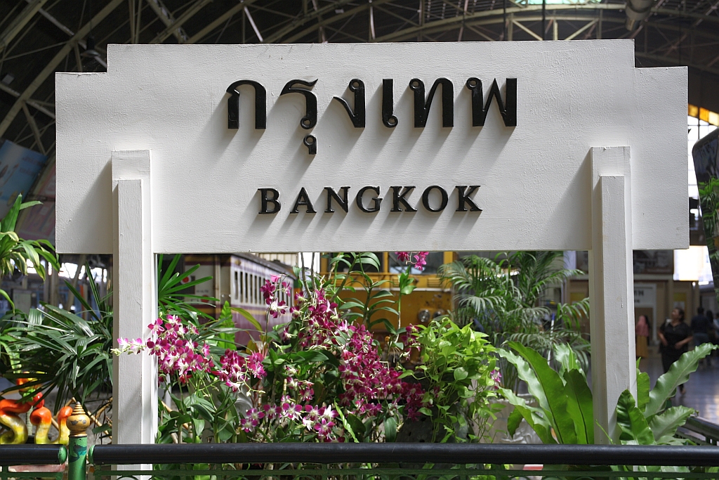 Bahnhofsschild im Bf. Hua Lamphong am 25.März 2017.