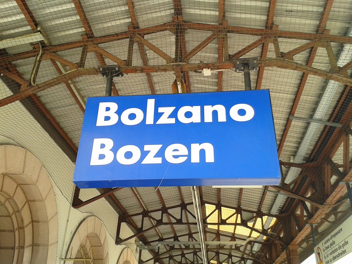 Bahnhofsschild von Bolzano/Bozen am 1.9.2015
