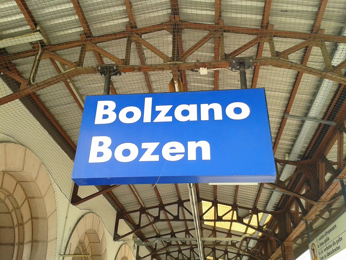 Bahnhofsschild von Bolzano/Bozen am 1.9.2015
