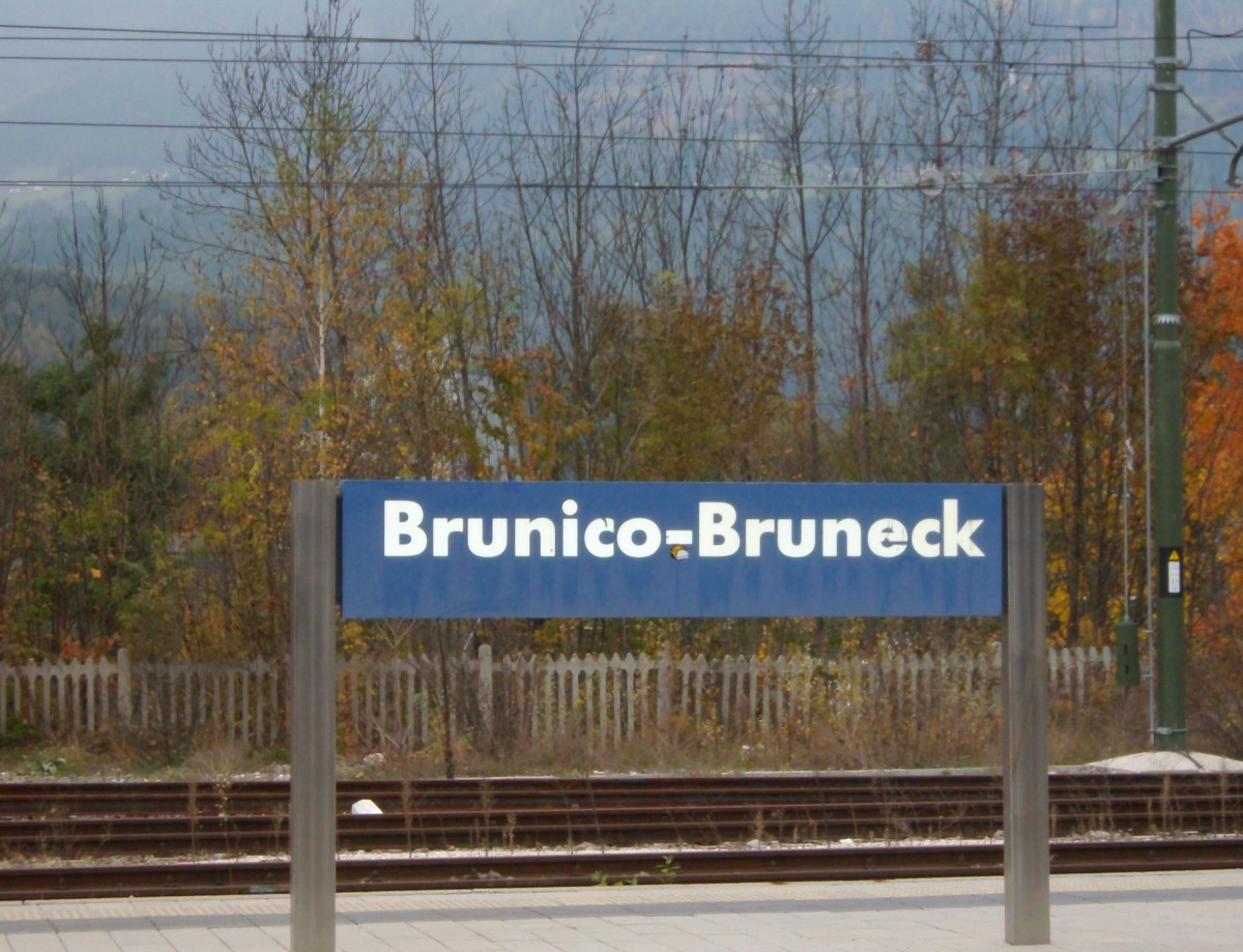 Bahnhofsschild von Brunico/Bruneck.
Aufgenommen: Herbst 2012