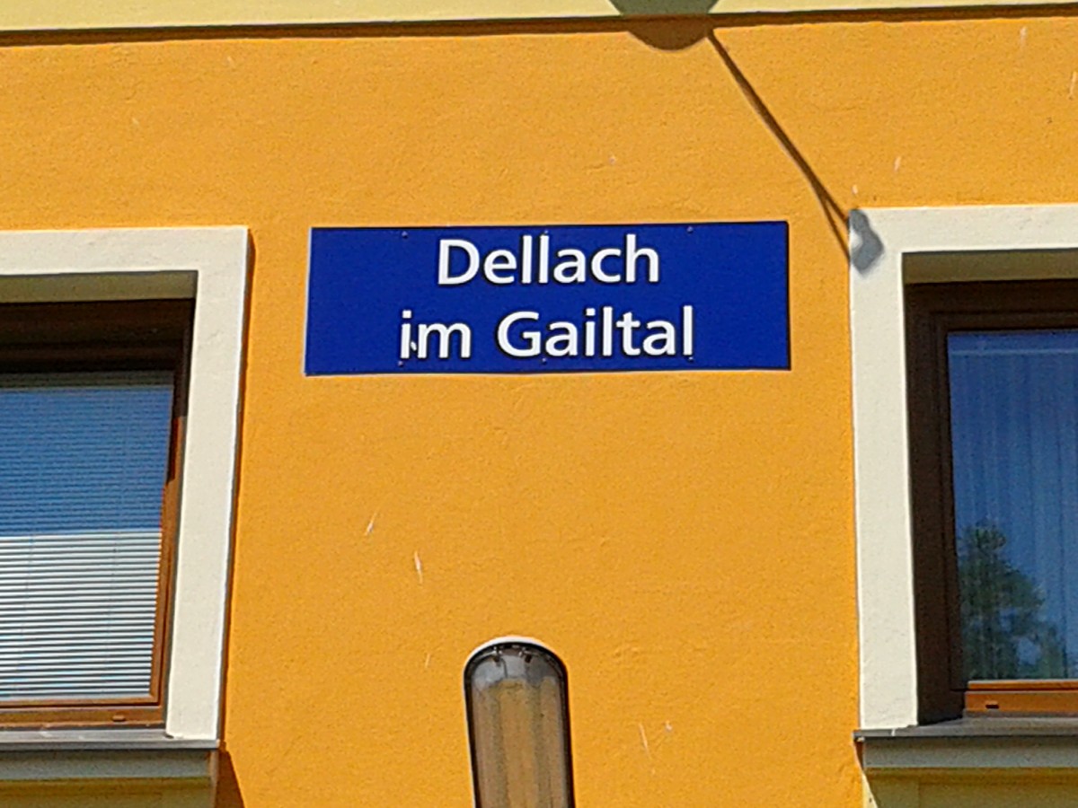Bahnhofsschild von Dellach im Gailtal am 7.6.2015