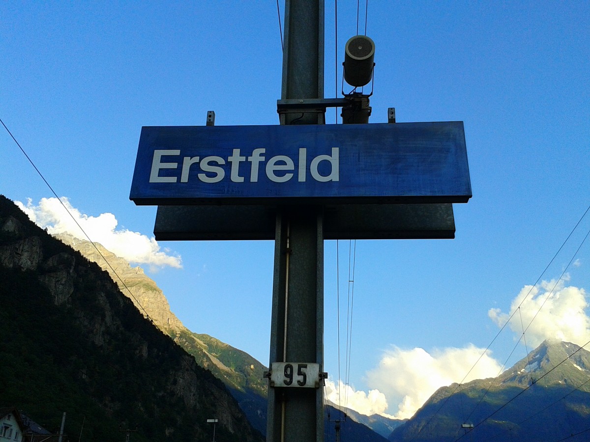 Bahnhofsschild von Erstfeld am 21.7.2015