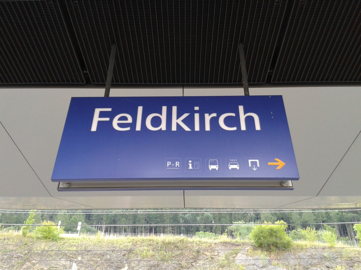 Bahnhofsschild von Feldkirch am 25.7.2015