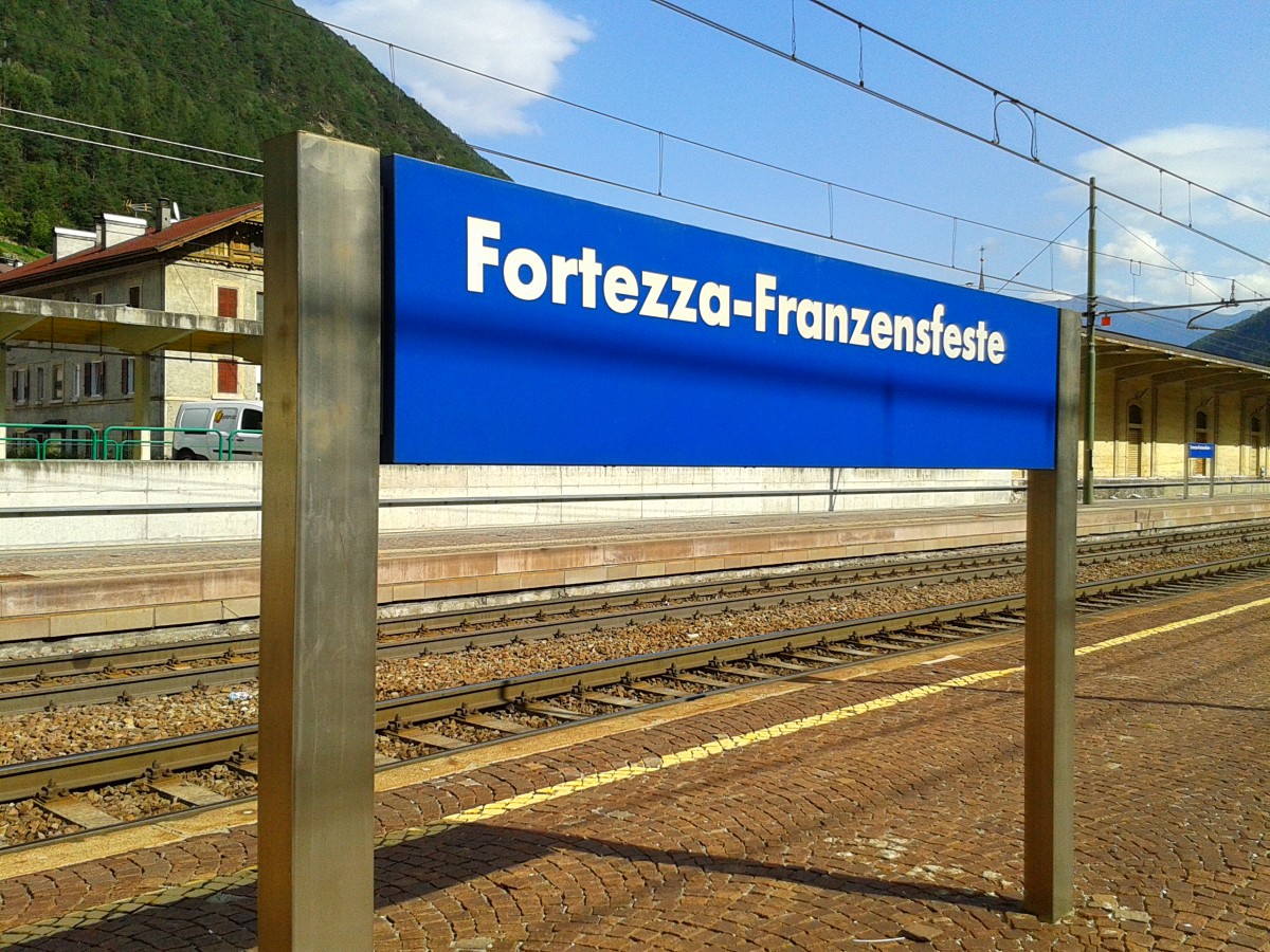 Bahnhofsschild von Fortezza/Franzensfeste am 1.9.2015