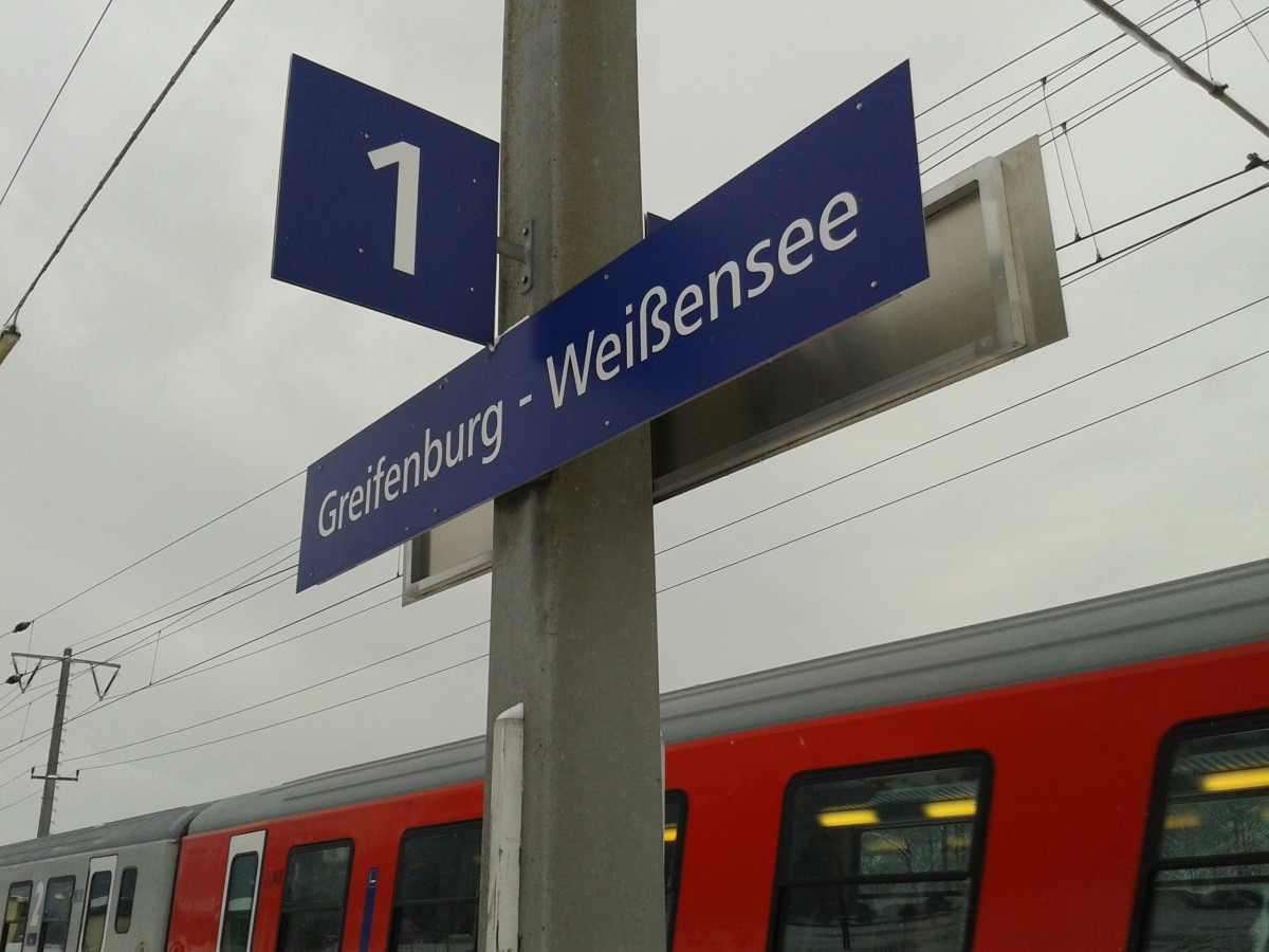 Bahnhofsschild Greifenburg-Weißensee am 6.2.2015. Im Hintergrund zu sehen ist R 4863 nach Spittal-Millstättersee.