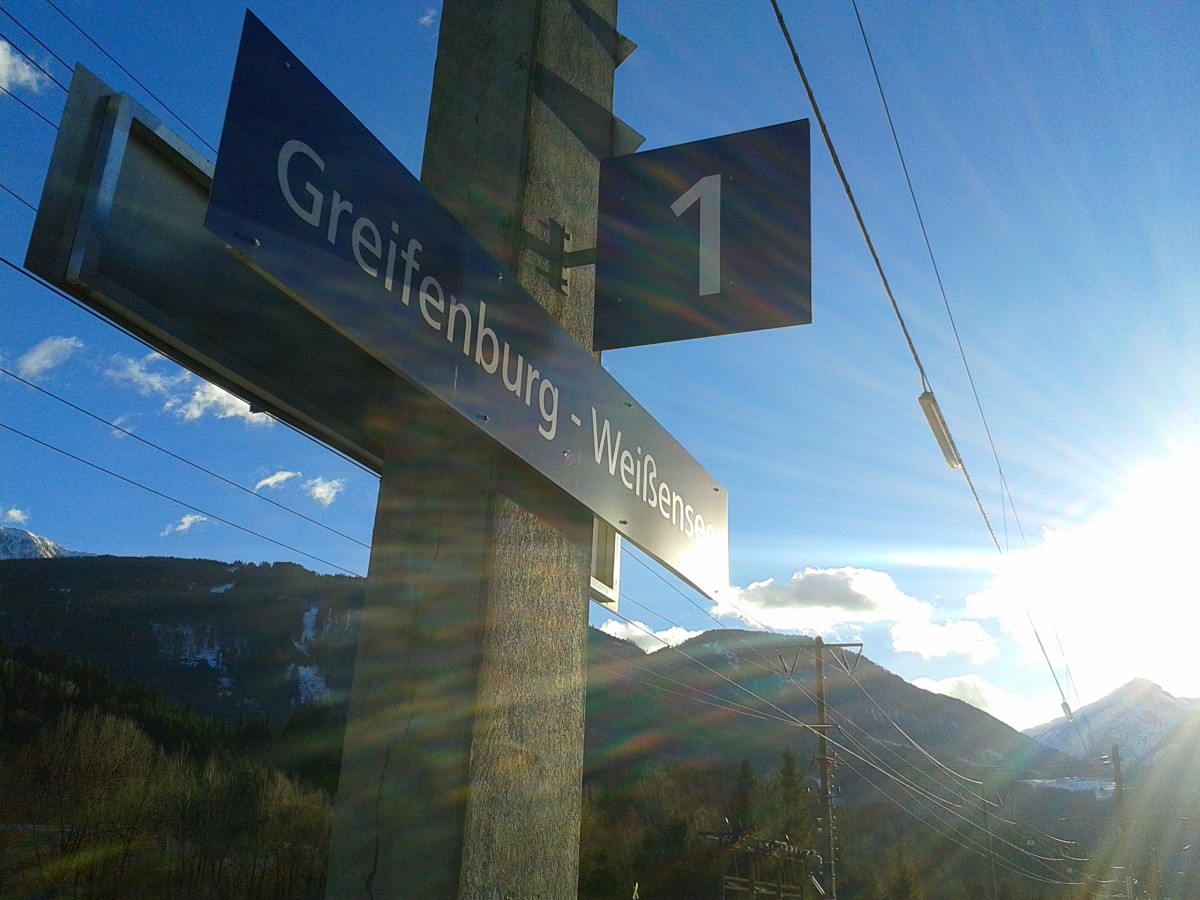 Bahnhofsschild von Greifenburg-Weißensee an einem sonnigen Tag, 5.3.2015