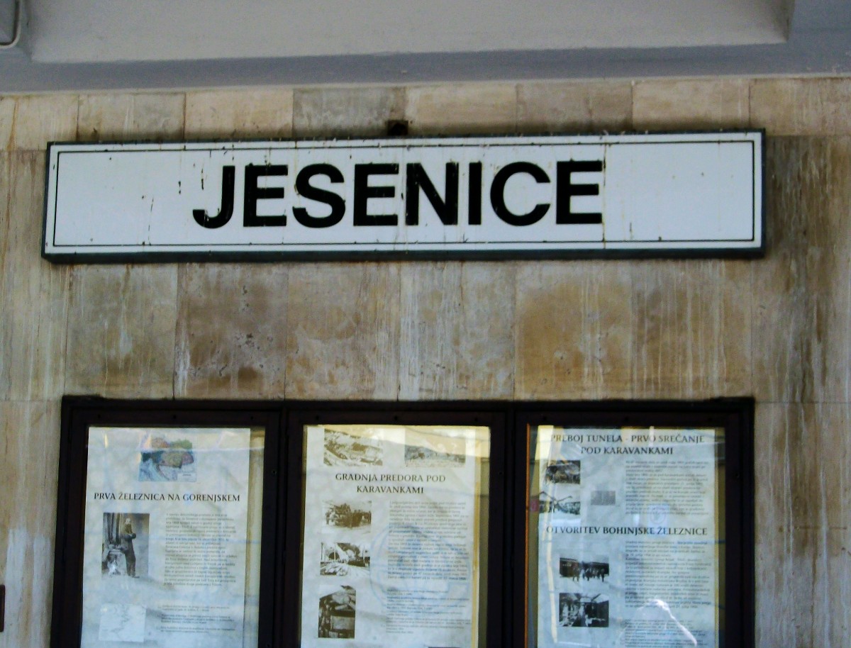 Bahnhofsschild von Jesenice.
Aufgenommen im Sommer 2012