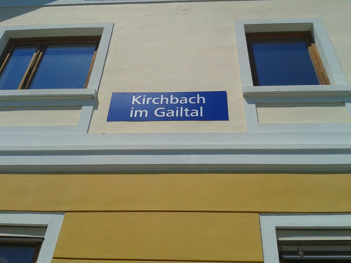 Bahnhofsschild von Kirchbach im Gailtal am 7.6.2015
