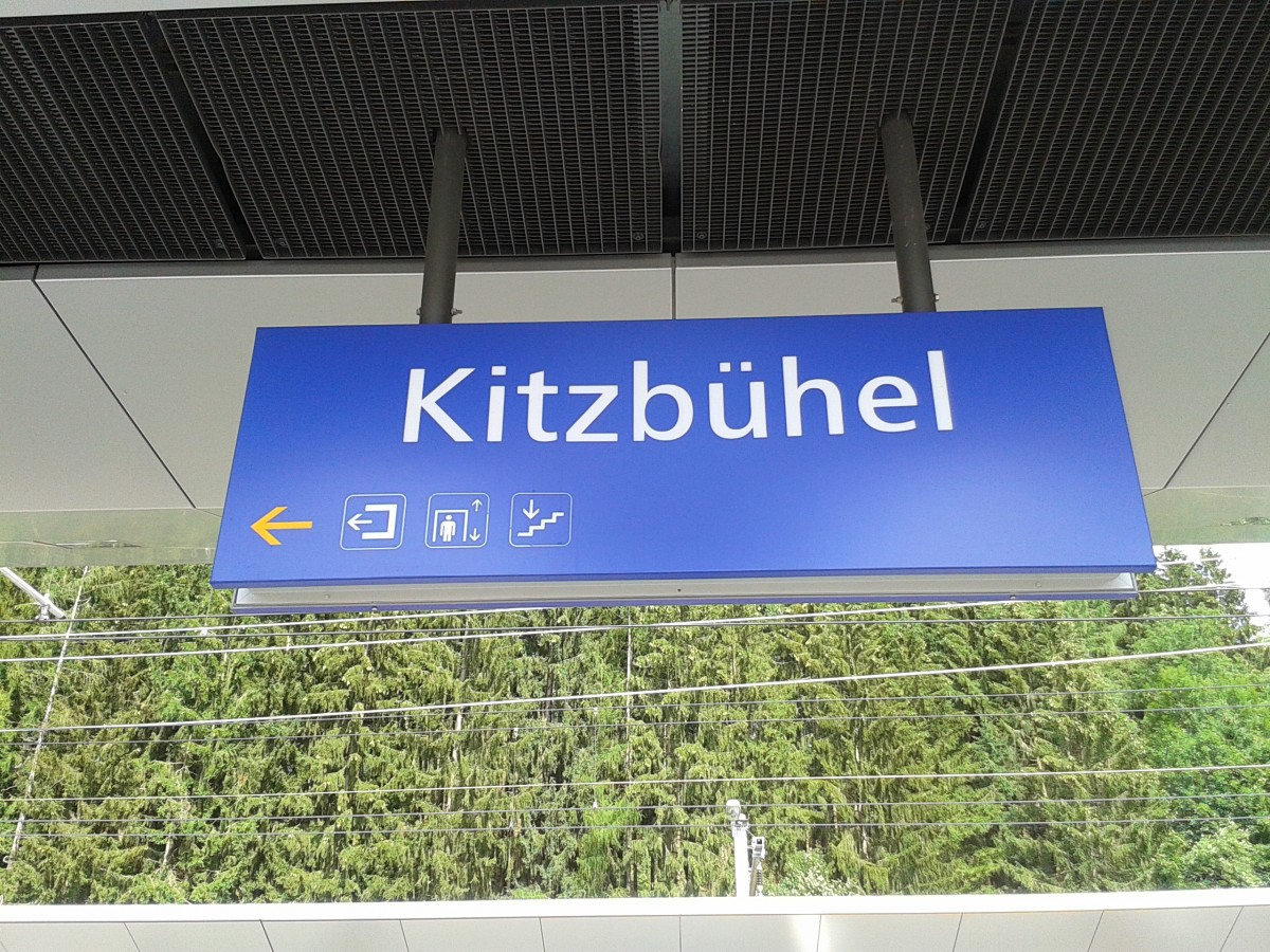 Bahnhofsschild von Kitzbühel am 26.7.2015