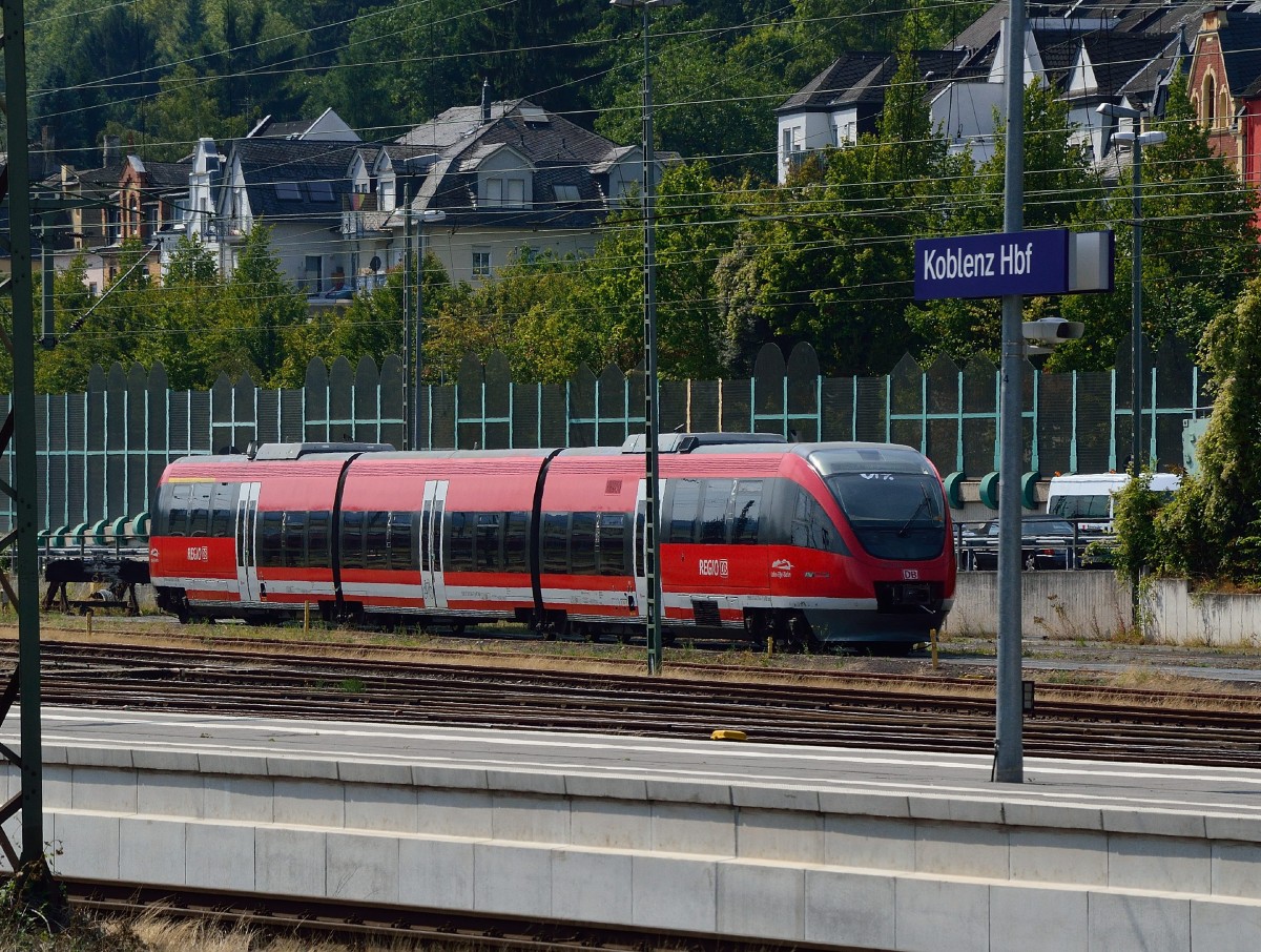 Bahnhofsschild Koblenz Hbf, im Hintergrund steht der 643 045 abgestellt.22.8.2015
