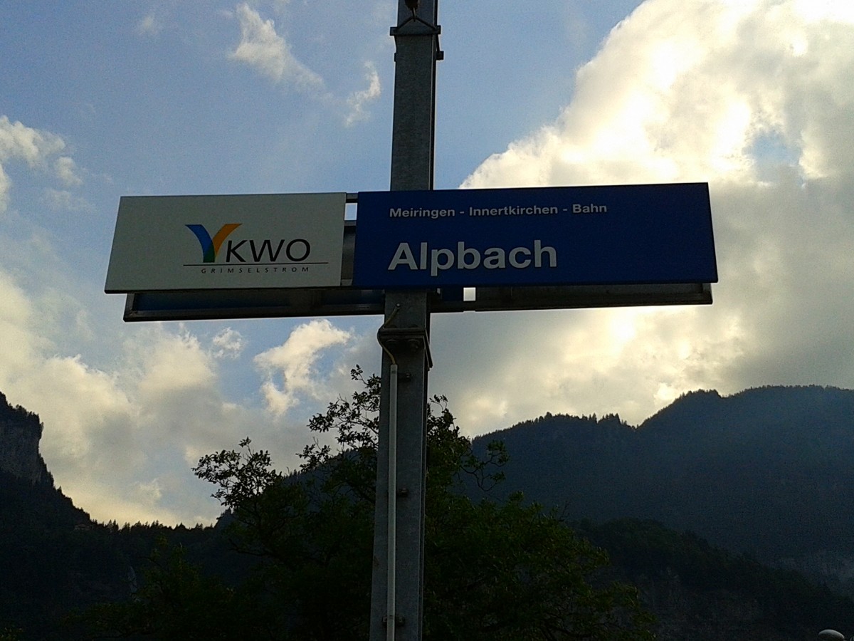Bahnhofsschild von Meiringen Alpbach am 23.7.2015