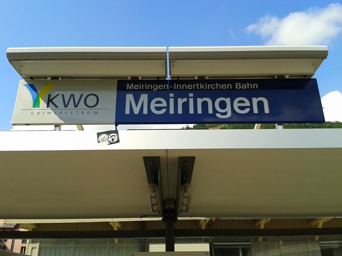 Bahnhofsschild Meiringen am Bahnsteig der MIB. (23.7.2015)