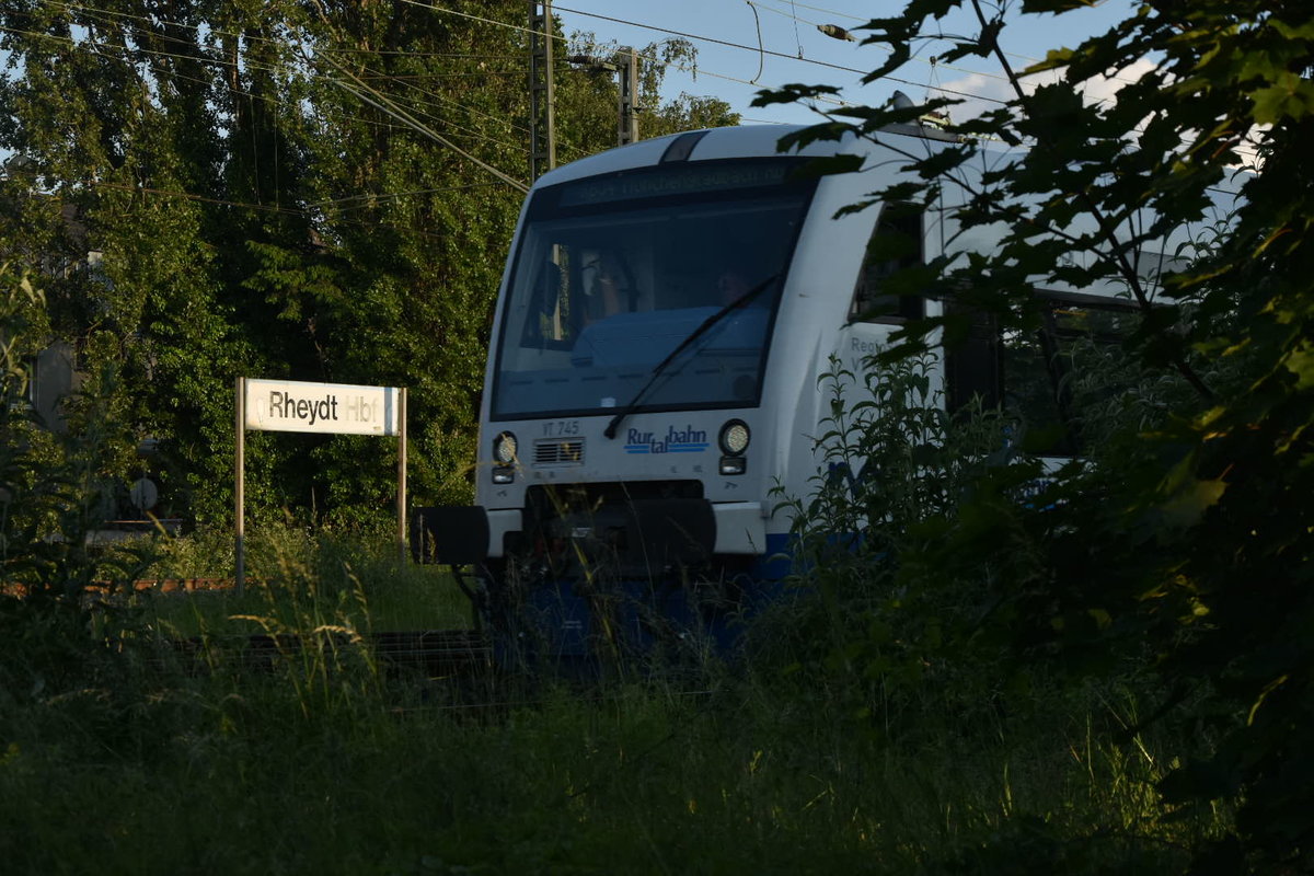Bahnhofsschild mit Triebwagenfront des VT 745 der VIAS am Abend des 6.6.2019
