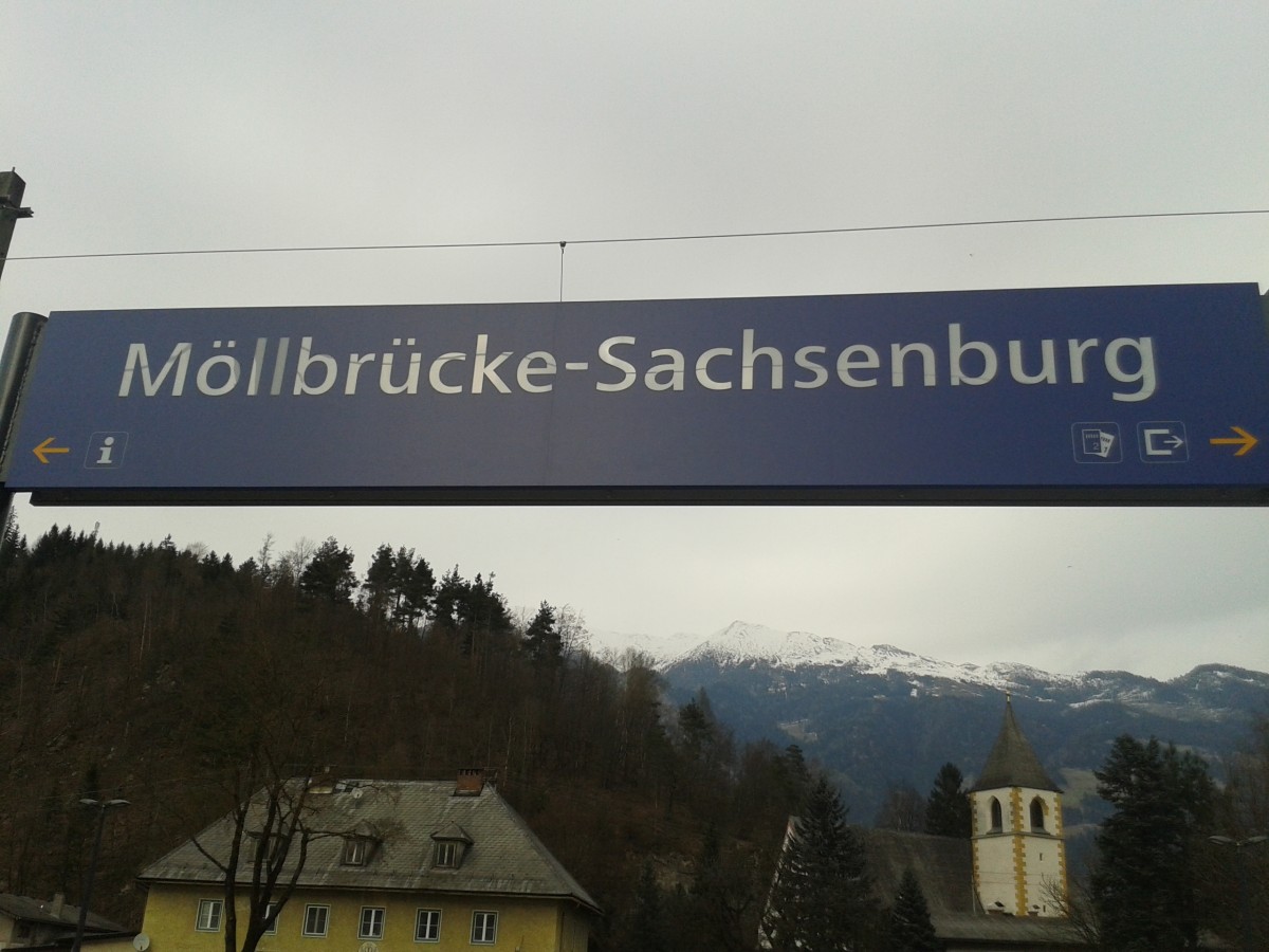 Bahnhofsschild von Mllbrcke-Sachsenburg am 1.3.2015.