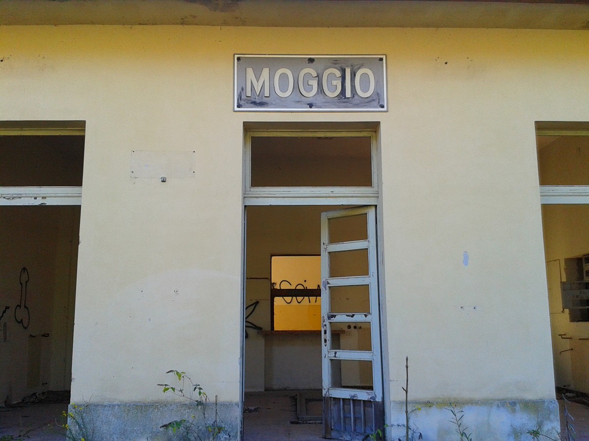 Bahnhofsschild von Moggio am 8.11.2015