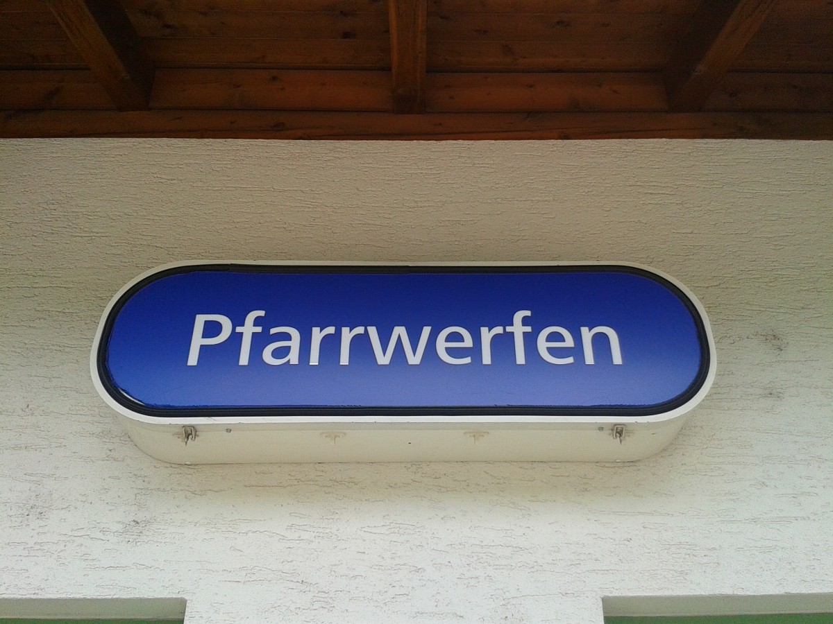 Bahnhofsschild von Pfarrwerfen am 28.6.2015