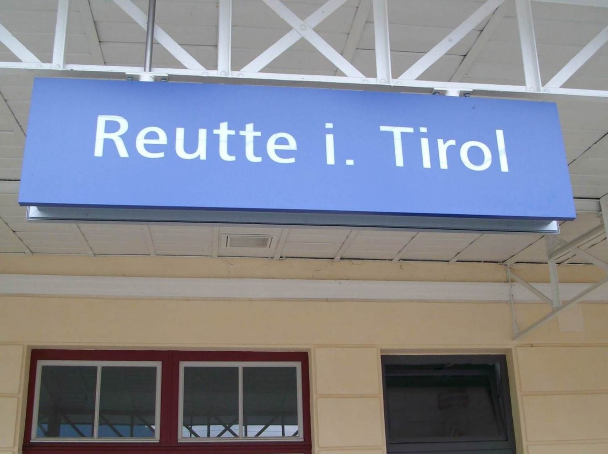 Bahnhofsschild von Reutte in Tirol am 26.7.2014