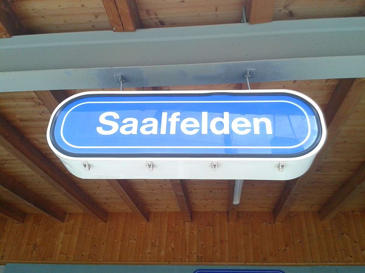 Bahnhofsschild von Saalfelden am 28.6.2015