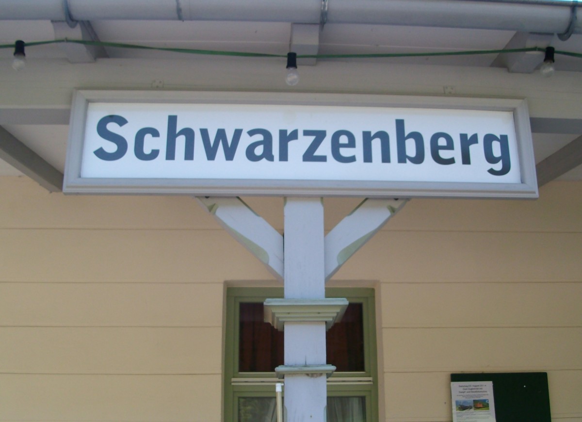 Bahnhofsschild von Schwarzenberg am 25.7.2014.
