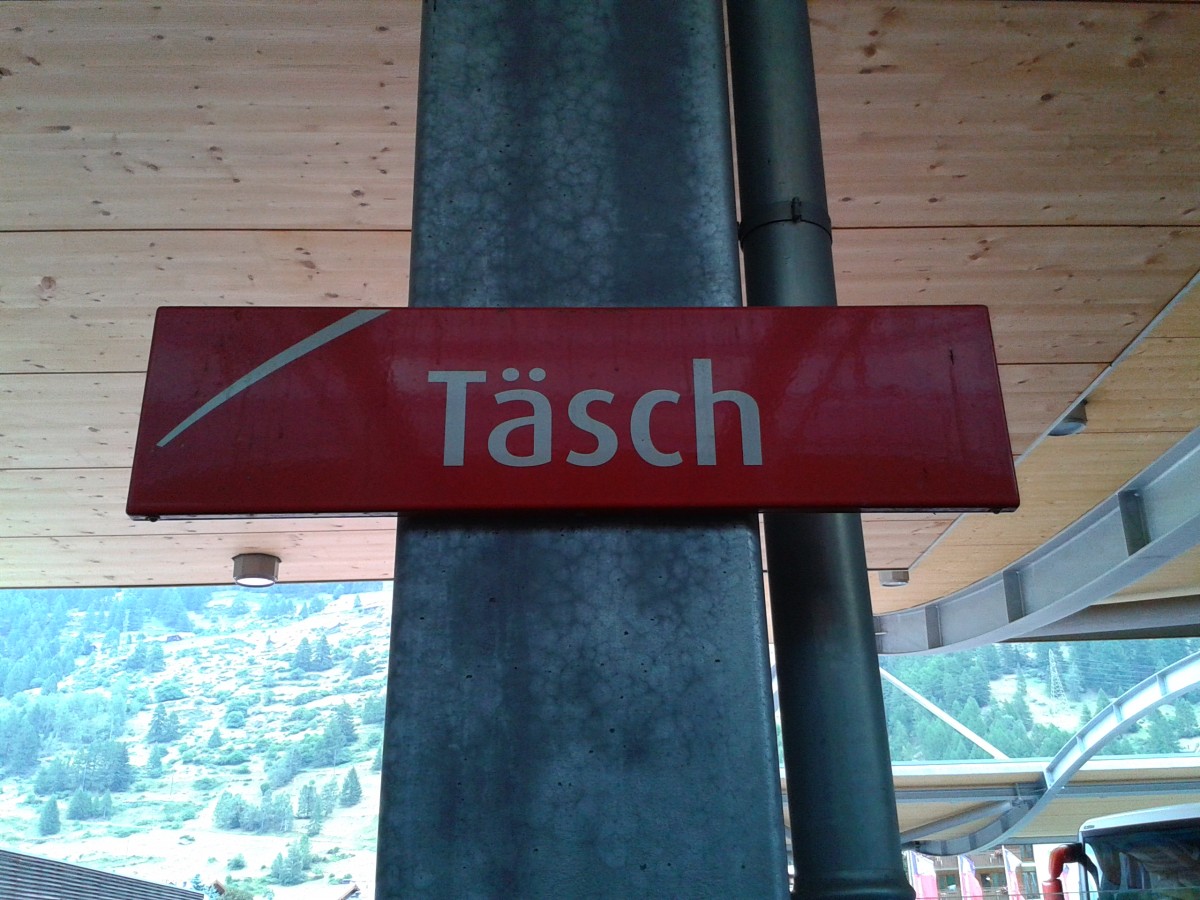Bahnhofsschild von Täsch am 22.7.2015