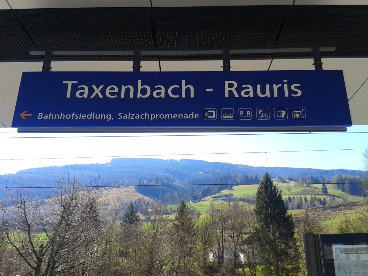 Bahnhofsschild von Taxenbach-Rauris am 19.4.2015