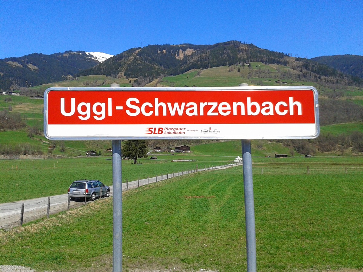 Bahnhofsschild von Uggl-Schwarzenbach am 19.4.2015.