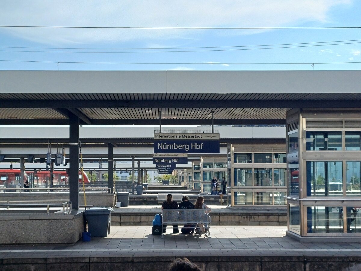 Bahnhofsschilder am 03.10.2023 in Nrnberg Hbf.