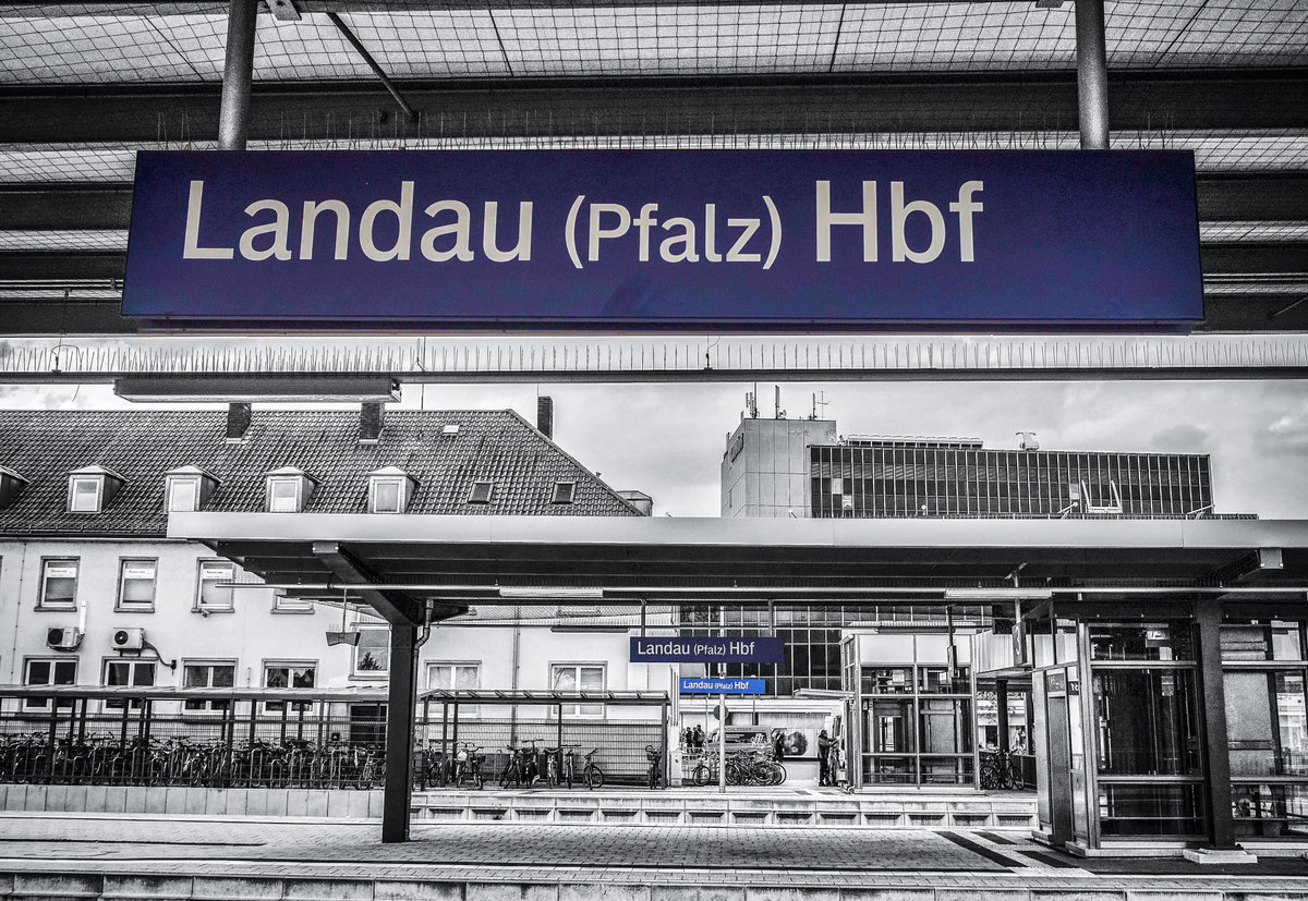 Bahnhofsschilder von Landau (Pfalz) Hbf, am 19.4.2017.
