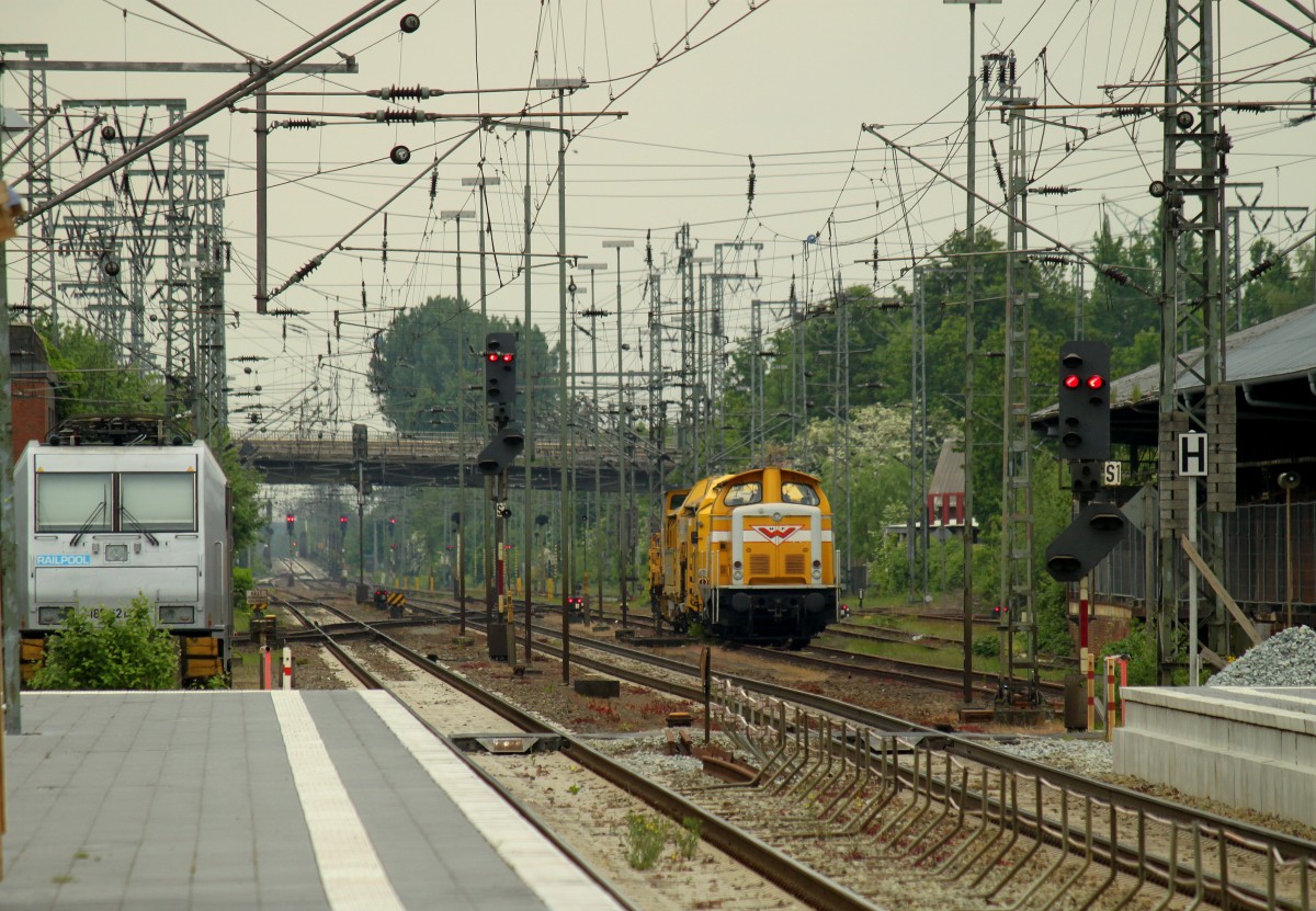 Bahnhofsszene in Leer: Eine Br 185 von Railpool und eine Br 212 von Wiebe sind zu sehen (31.05.2015).