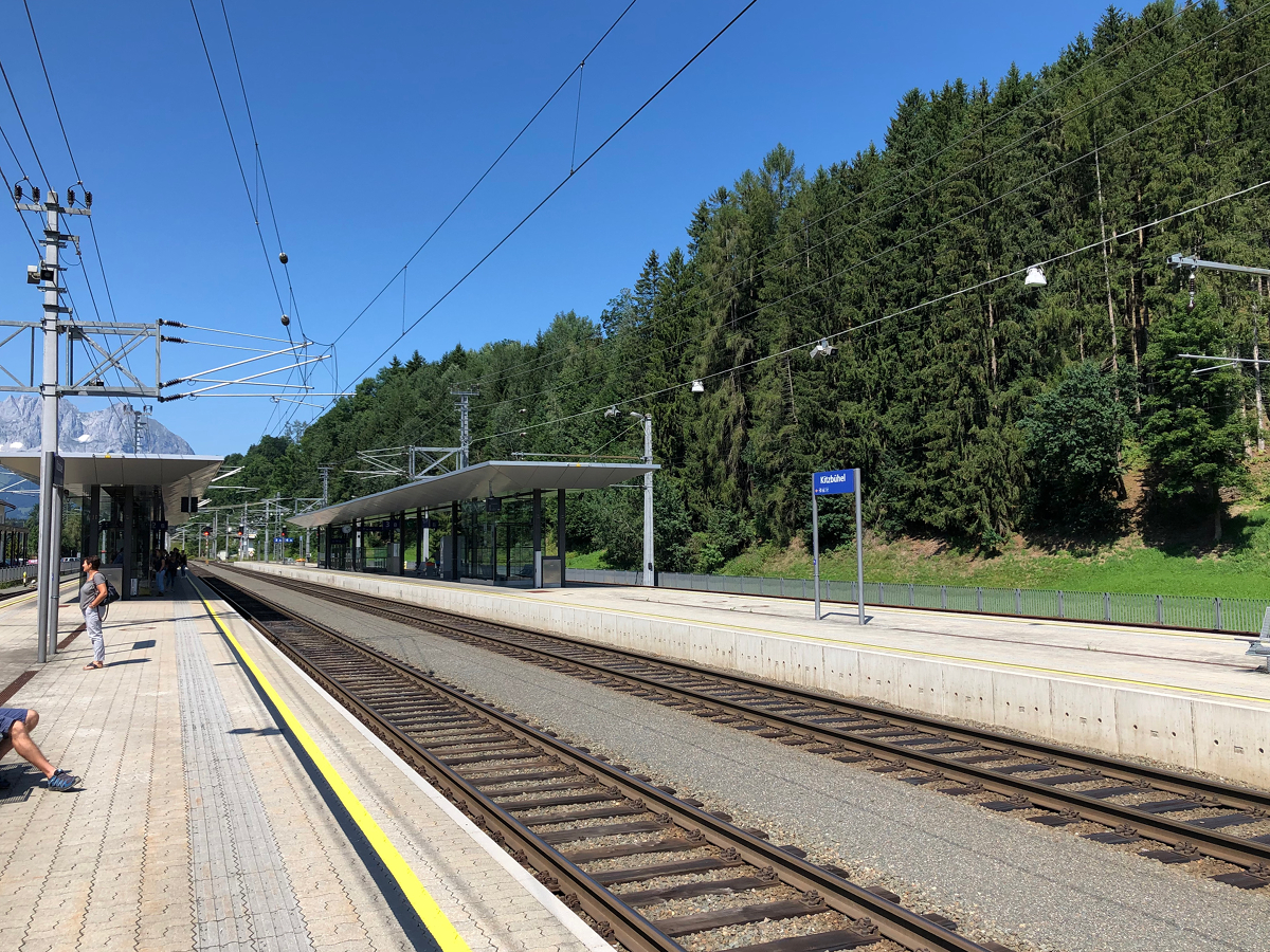 Bahnhofsübersicht in Kitzbühel. Aufgenommen am 11.08.2019