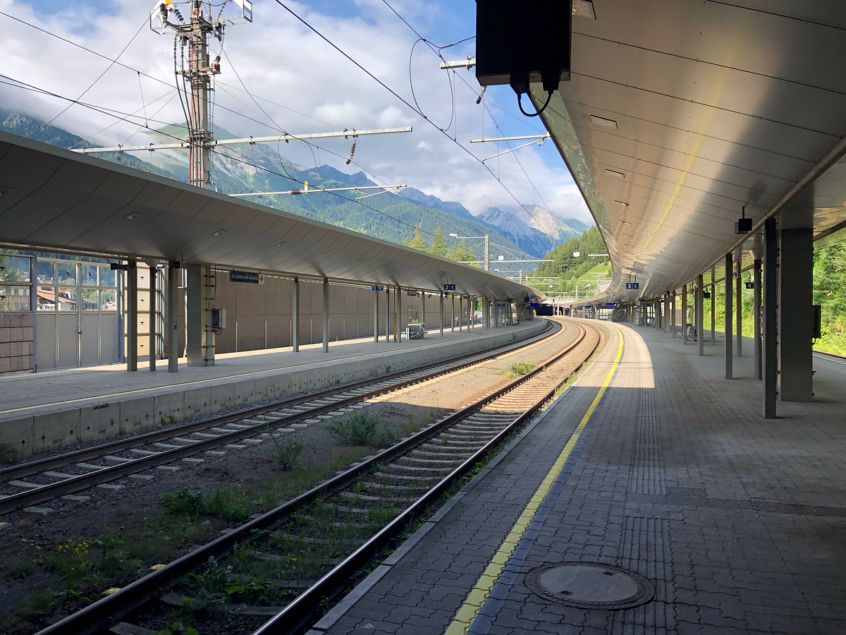 Bahnhofsübersicht in St. Anton am Arlberg. Blick in Fahrtrichtung Landeck-Zams/Innsbruck Hbf. Aufgenommen am Abend des 10.08.2019