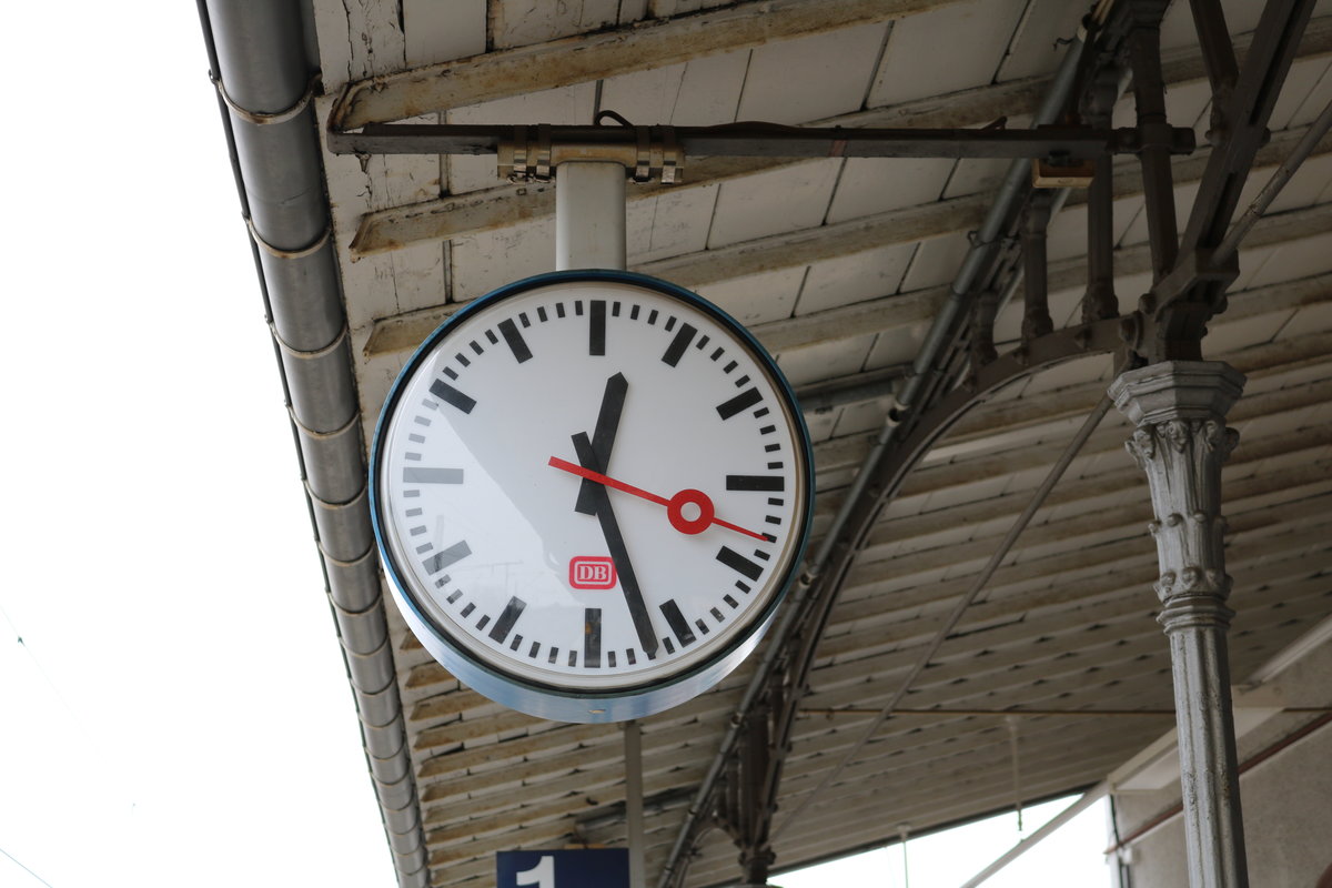 Bahnhofsuhr am 17.02.18 in Langen (Hessen) mit alten DB Keks