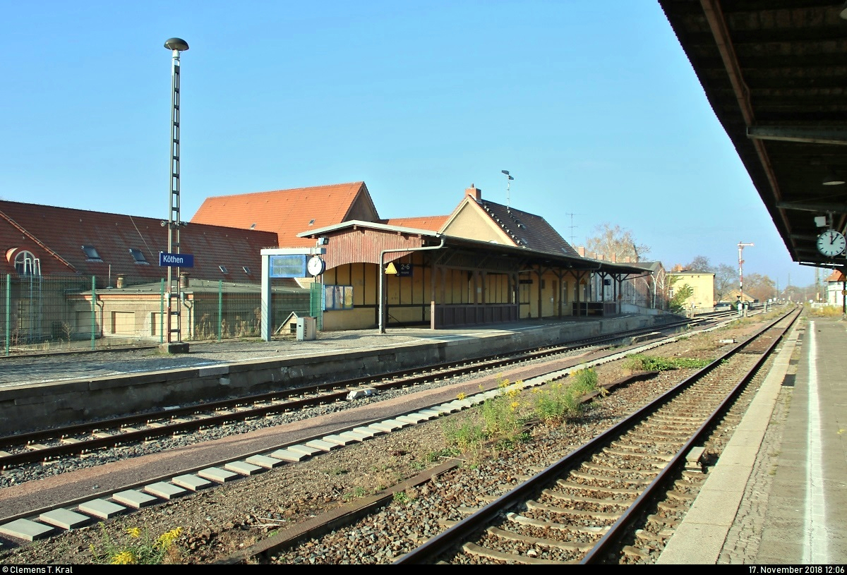 Bahnhofsumbau in Köthen: Eindrücke der historischen Anlagen in ihren letzten Monaten...
Blick auf Gleis 1, das von einzelnen Zügen noch befahren wird.
Hauptsächlich von Juni bis Dezember 2019 werden einige bahntechnische Anlagen in und rund um den Bahnhof erneuert. Ein elektronisches Stellwerk (ESTW) soll künftig die vorhandenen Stellwerke ersetzen. Im Zuge dessen folgen bis zum Ende der 2020er-Jahre weitere Instandsetzungen entlang der Bahnstrecke Magdeburg–Leipzig (KBS 340) zwischen Zöberitz und Köthen. Dann sollen auch Bahnsteige und Brücken unter Berücksichtigung des Denkmalschutzes ertüchtigt werden.
Diese Maßnahmen ziehen zunächst eine sechsmonatige Vollsperrung mit sich. Bereits ab dem 5.5.2019 ist die Ein- und Ausfahrt Richtung Bernburg gesperrt.
[17.11.2018 | 12:06 Uhr]