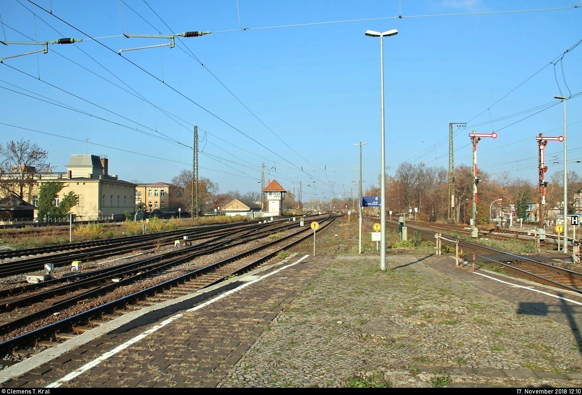 Bahnhofsumbau in Köthen: Eindrücke der historischen Anlagen in ihren letzten Monaten...
Blick von Bahnsteig 4/5 auf die nördliche Ausfahrt mit dem elektromechanischen Stellwerk W1 und Formsignalen (rechts).
Hauptsächlich von Juni bis Dezember 2019 werden einige bahntechnische Anlagen in und rund um den Bahnhof erneuert. Ein elektronisches Stellwerk (ESTW) soll künftig die vorhandenen Stellwerke ersetzen. Im Zuge dessen folgen bis zum Ende der 2020er-Jahre weitere Instandsetzungen entlang der Bahnstrecke Magdeburg–Leipzig (KBS 340) zwischen Zöberitz und Köthen. Dann sollen auch Bahnsteige und Brücken unter Berücksichtigung des Denkmalschutzes ertüchtigt werden.
Diese Maßnahmen ziehen zunächst eine sechsmonatige Vollsperrung mit sich. Bereits ab dem 5.5.2019 ist die Ein- und Ausfahrt Richtung Bernburg gesperrt.
[17.11.2018 | 12:10 Uhr]