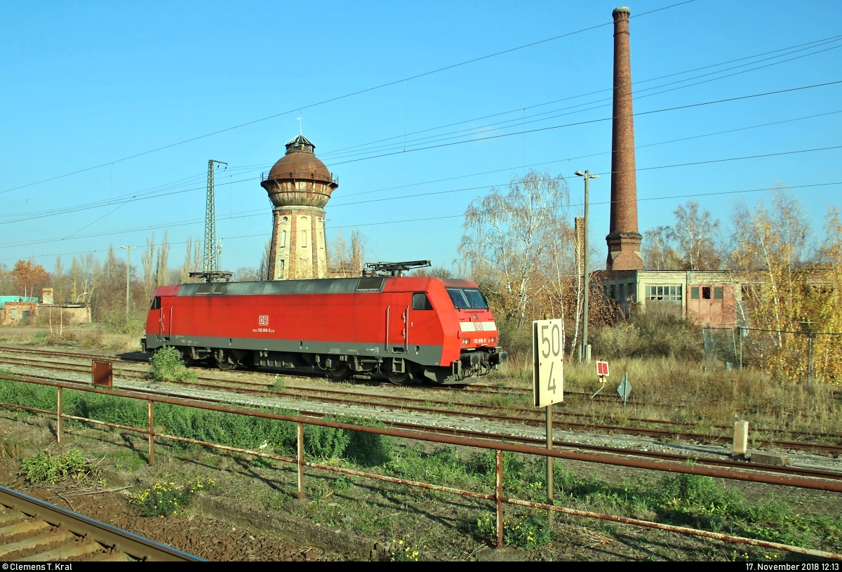 Bahnhofsumbau in Köthen: Eindrücke der historischen Anlagen in ihren letzten Monaten...
152 010-5 DB steht vor dem Wasserturm und neben dem Lokschuppen des ehemaligen Bahnbetriebswerks Köthen.
Hauptsächlich von Juni bis Dezember 2019 werden einige bahntechnische Anlagen in und rund um den Bahnhof erneuert. Ein elektronisches Stellwerk (ESTW) soll künftig die vorhandenen Stellwerke ersetzen. Im Zuge dessen folgen bis zum Ende der 2020er-Jahre weitere Instandsetzungen entlang der Bahnstrecke Magdeburg–Leipzig (KBS 340) zwischen Zöberitz und Köthen. Dann sollen auch Bahnsteige und Brücken unter Berücksichtigung des Denkmalschutzes ertüchtigt werden.
Diese Maßnahmen ziehen zunächst eine sechsmonatige Vollsperrung mit sich. Bereits ab dem 5.5.2019 ist die Ein- und Ausfahrt Richtung Bernburg gesperrt.
[17.11.2018 | 12:13 Uhr]