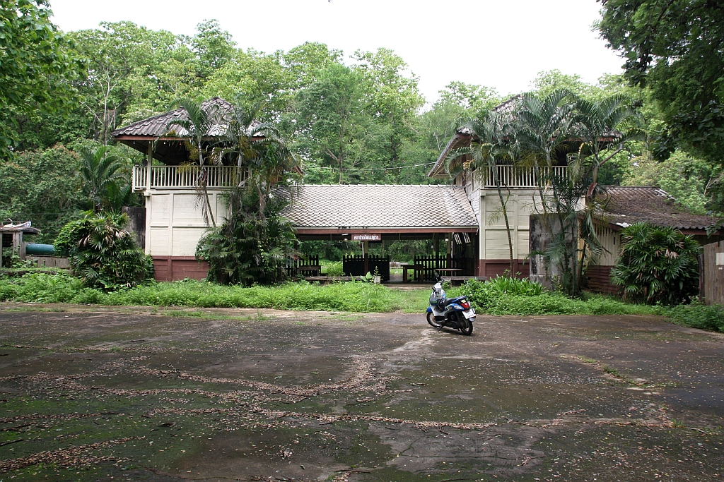 Bahnhofsvorplatz der Mae Phuak Station mit dem 1919 in Betrieb genommen Aufnahmsgebäude am 30.Mai 2025. - Heute ist die Mae Phuak Station eine unbesetzte Haltestelle mit 2 Zughalten pro Tag.