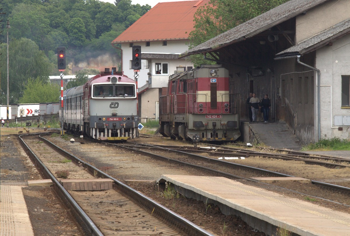 Bahnhofszene  aus Mlada Boleslav. Links 754 061-0, rechts 742 424-5.  25.03.2015 15:28 Uhr 