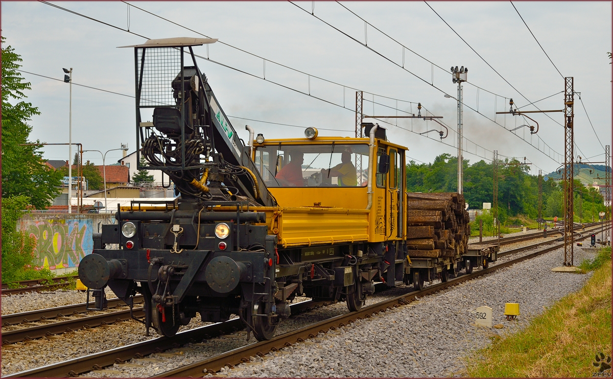 Bahnkran SŽ 916-003 fährt durch Maribor-Tabor Richtung Tezno Verschiebebahnhof. /23.6.2014