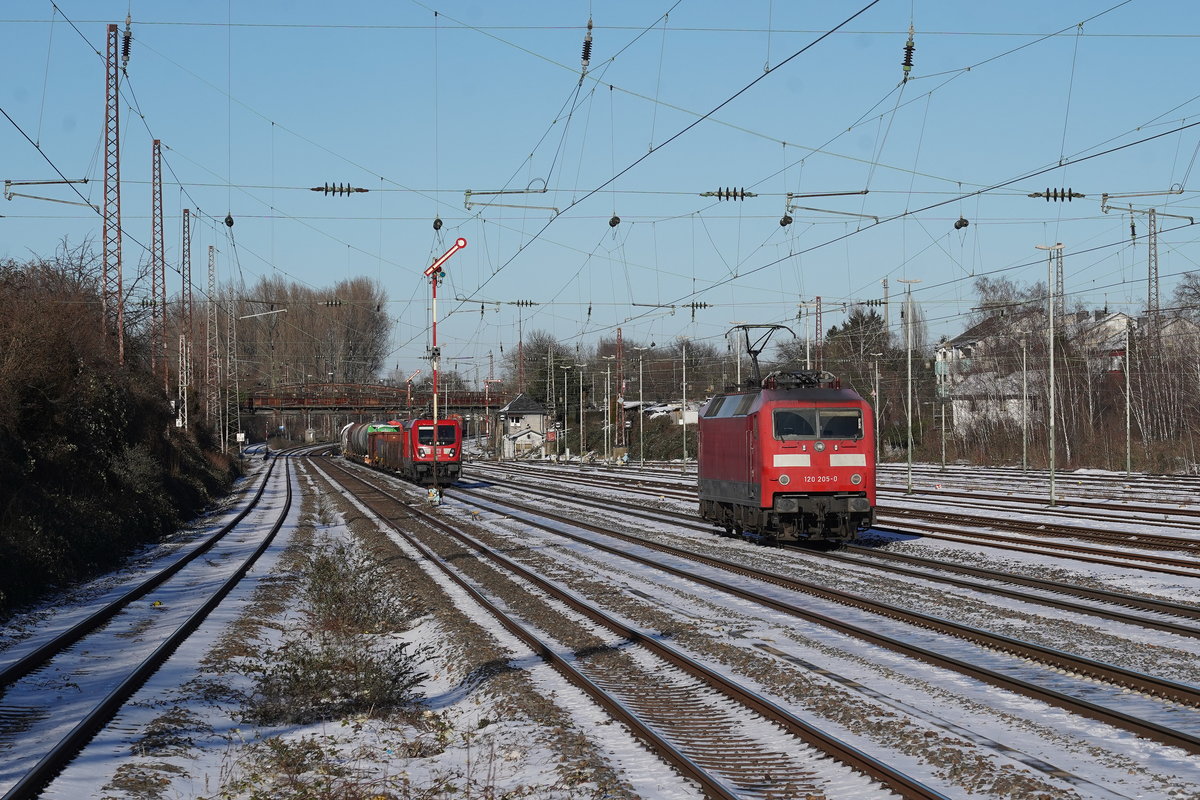 Bahnlogistik24 BLC-120 205(91 80 6120 205-0 D-BLC) (Krauss-Maffei1987FNr19956) ist Richtung Norden unterwegs. Sie war bis 2019 bei der DB und wurde 2007 aus der DB-120 121 umgebaut.

2021-02-13 Düsseldorf-Rath