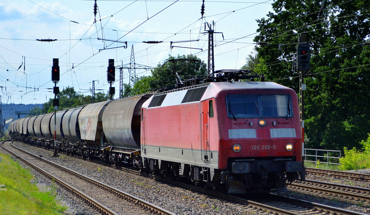 Bahnlogistik24 GmbH, Dresden mit  120 205-0  (NVR-Nummer: 91 80 6 120 205-0 D-BLC) und Getreidezug am 16.06.20 Bf. Saarmund.