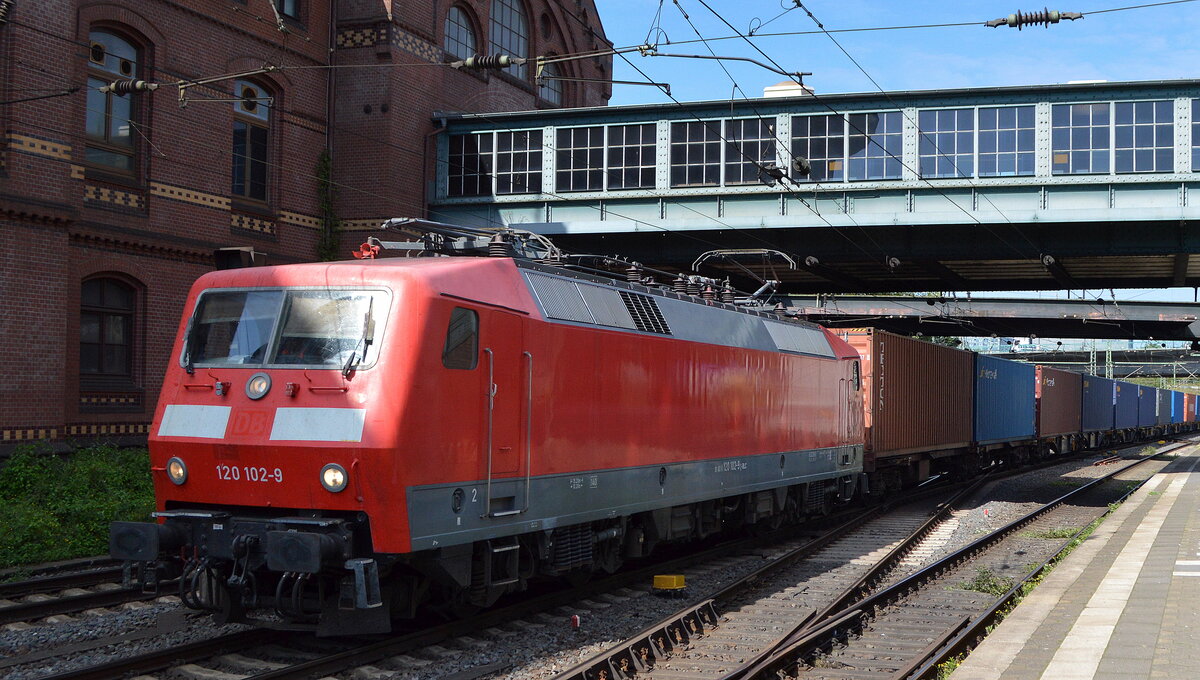 Bahnlogistik24 GmbH Dresden mit  120 102-9  (NVR:  91 80 6120 102-9 D-BLC ) und Containerzug am 08.09.21 Durchfahrt Bf. Hamburg-Harburg. 