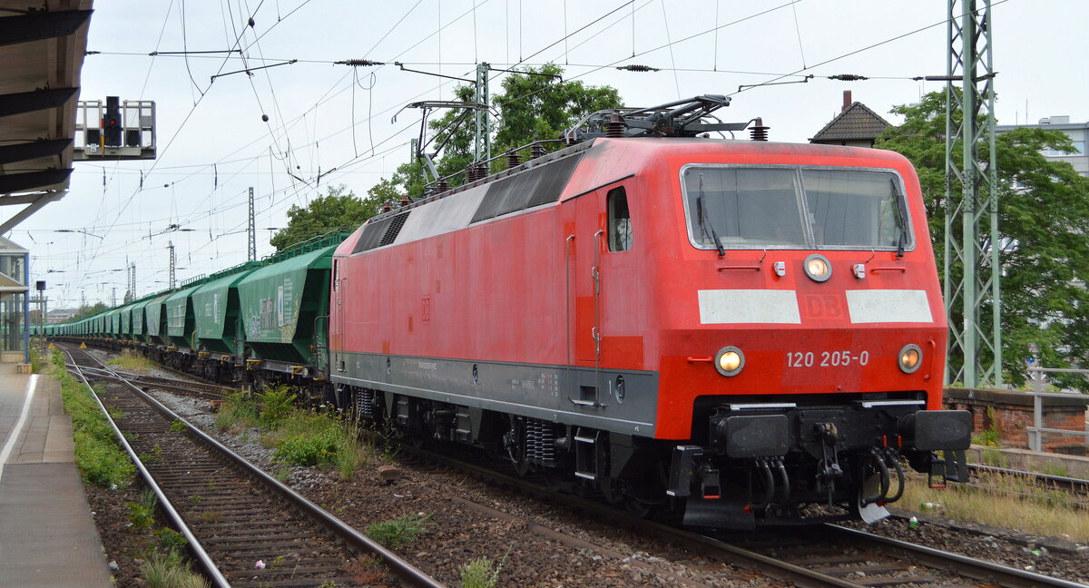 Bahnlogistik24 GmbH, Dresden mit  120 205-0  (NVR:  91 80 6120 205-0 D-BLC ) und einem Ganzzug grüner rumänischer Getreide-Schüttgutwagen am 29.06.22 Vorbeifahrt Bahnhof Magdeburg-Neustadt.