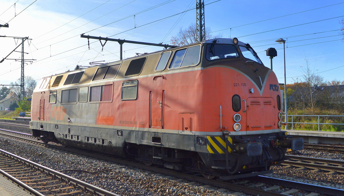 Bahnlogistik24 GmbH mit  221.105  (NVR:  92 80 1221 105-0 D-BLC ) bei der Durchfahrt Bf. Golm (Potsdam) am 24.11.20.