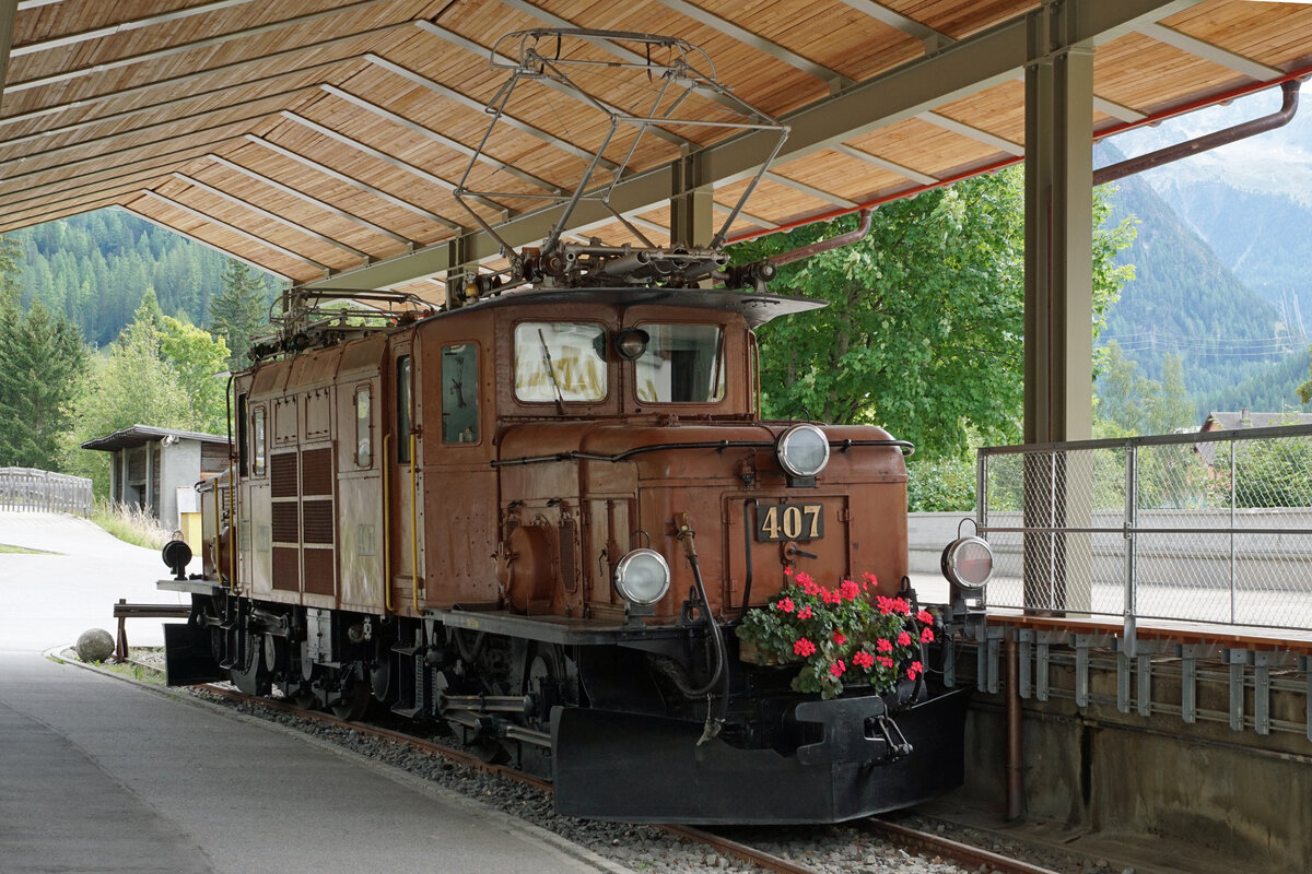 Bahnmuseum Albula der Rhätischen Bahn (RhB).
100 JAHRE KROKODIL.
Während den grossen Feierlichkeiten vom 12. September 2021 zum Jubiläum 100 Jahre Krokodil präsentiert sich auch die mit Blumen geschmückte Ge 6/6 407 im nicht betriebstüchtigen Zustand den vielen Besuchern vom Bahnmuseum Albula.
Vielleicht kehrt sie zum Jubiläum 200 JAHRE KROKODIL wieder auf die Strecke zurück?
Bergün, 26. August 2021.
Foto: Walter Ruetsch 