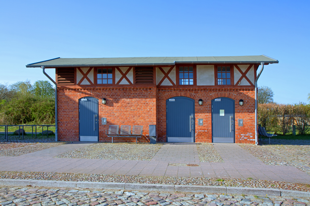 Bahnnebengebäude mit neuen Sanitäranlagen des ehemaligen Bahnhofs Loitz. - 22.04.2015